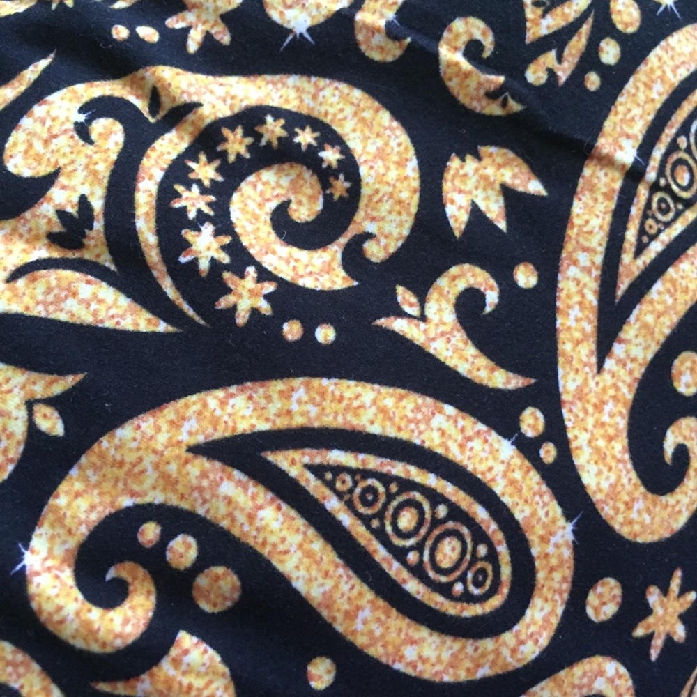 Plus black and gold paisley leggings - Picture 2 of 2